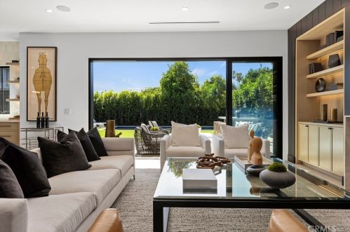 4955 Haskell Ave, Van Nuys CA  91436-1674 exterior