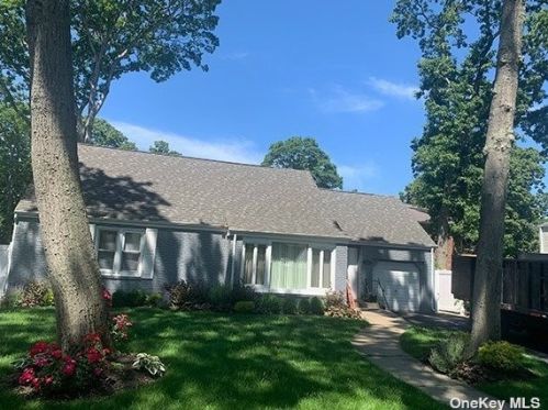 1308 Oak Ave, West Islip NY  11795-1834 exterior