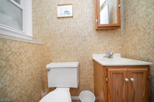 16 Dodd Ter, Verona NJ  07044-1718 exterior