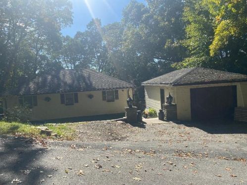 21 Grandview Dr, Mahopac, NY 10541-4114
