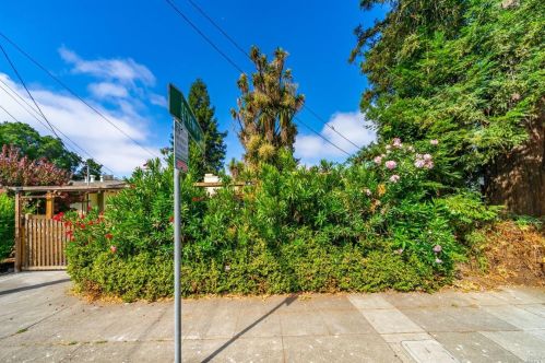 527 Humboldt St, Santa Rosa, CA 95404-4216