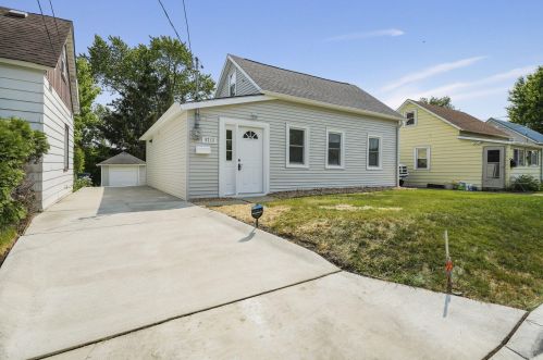 9713 Park Ct, Sturtevant, WI 53177-1821