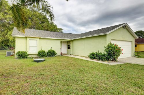 2049 Heathwood Cir, Fort Pierce, FL 34952-6922