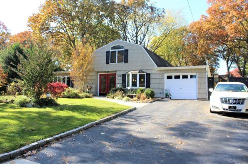 130 Howell Ave, South Setauket, NY 11720-4324
