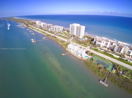 19669 Beach Rd, Jupiter, FL 33469-2881