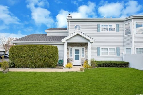 492 Woodscreek Ct, Moriches, NY 11955-1726