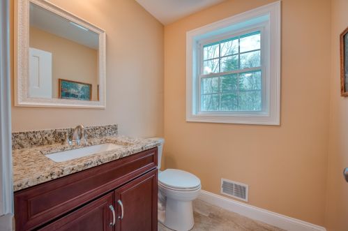 47 Floyd Rd, Derry NH  03038-4712 exterior