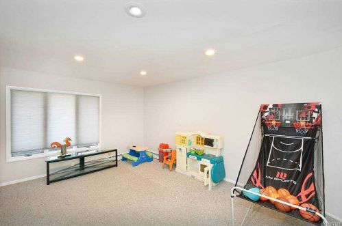 108 Stonehurst Ln, Huntington Station NY 11746-7930 exterior