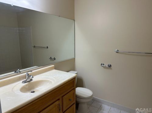 107 Keystone Ct, Woodbridge NJ  07095-1446 exterior