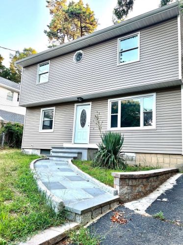 222 Madison St, Manor Park, NY 11950-4624