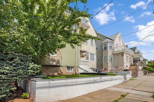 559 Avenue, Bayonne, NJ 07002-3917