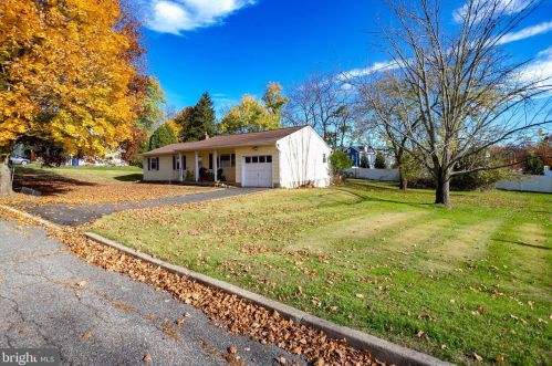8 Marudy Dr, Clinton, NJ 08809-1221