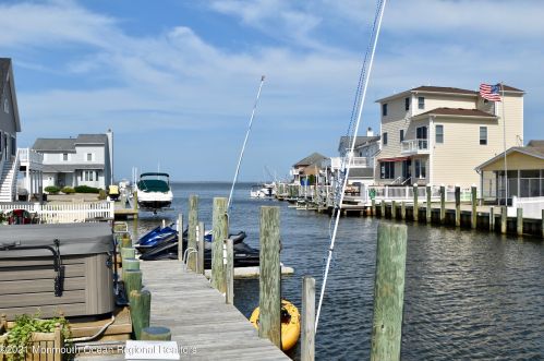 258 Teakwood Dr, Berkeley Township NJ  08721-3122 exterior