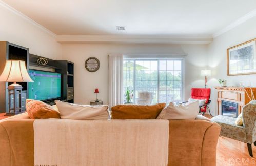 307 Regency Pl, Woodbridge NJ  07095-1032 exterior