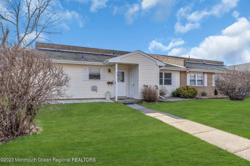 31 Pompton Plains Dr, Bricktown, NJ 08724-1334