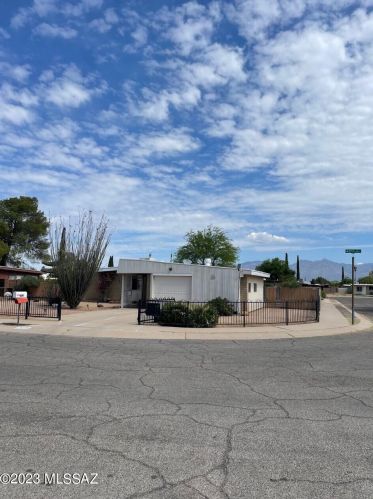 6925 42nd St, Tucson, AZ 85730-1674