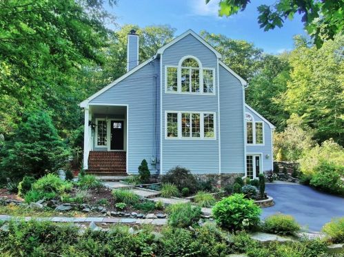 296 Barrett Hill Rd, Mahopac, NY 10541-2501