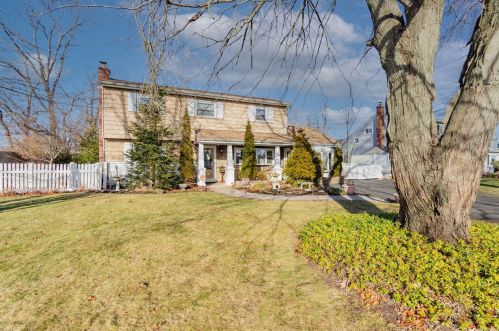 47 Myson St, West Islip, NY 11795-2703