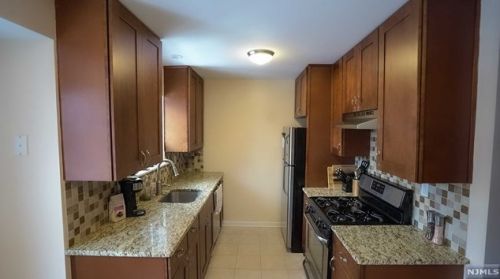 1806 Faulkner Ct, Mahwah NJ  07430-3491 exterior