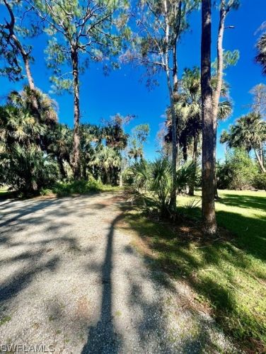 431 7th St, Naples, FL 34117-2128