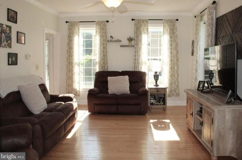306 Poplar St, Laurel, DE 19956-1053