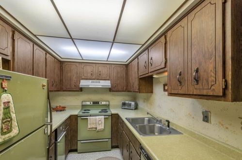 406 Camelot Dr, Pittsburgh PA  15237-4976 exterior