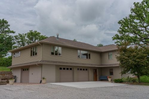2562 Highway 6 Trl, Genoa Bluff, IA 52301-8576