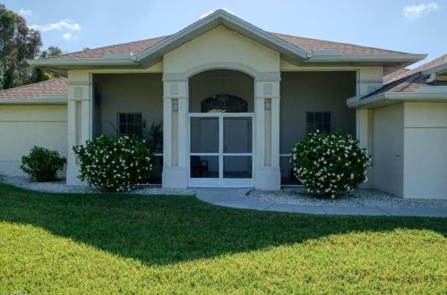 818 Julio Cir, Lehigh Acres, FL 33972-3303