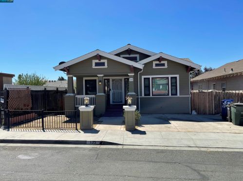135 8th St, West Pittsburg, CA 94565-2527