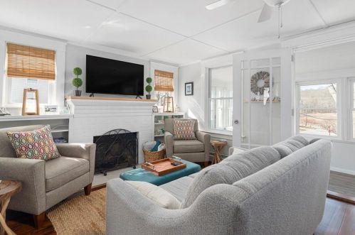 18 Lakeview Dr, South Kingstown RI  02882-1223 exterior