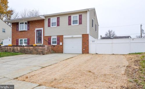 4 Guenever Dr, New Castle DE  19720-2923 exterior