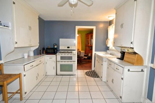 128 Ledgeside Ave, Waterbury, CT 06708-2708