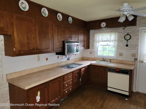 284 Kingston Ct, Lakewood, NJ 08701-8172