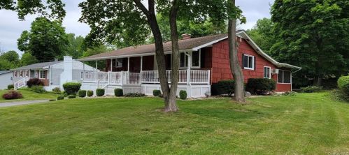 8 Robert Ln, New Hamburg, NY 12590-3206