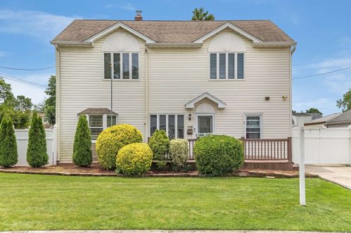 116 Cherubina Ln, Babylon, NY 11703-1708