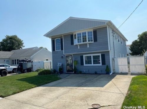 545 6th St, North Lindenhurst, NY 11757-4638