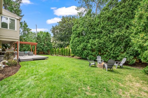 7607 Lake Dr, Milwaukee WI  53217-2909 exterior