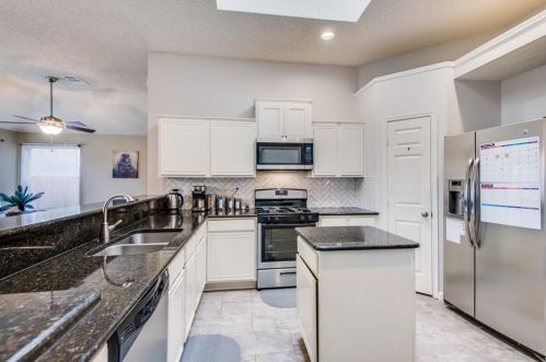 1808 Newton Dr, Lewisville TX  75028-7318 exterior