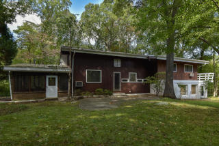 53 Arrow Head Dr, Stamford, CT 06903-3814