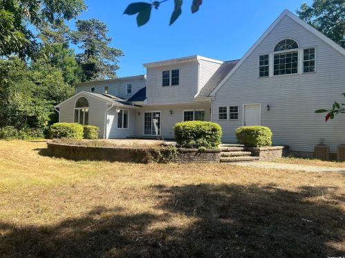 16 Twin River Dr, Oakdale NY  11769-1120 exterior