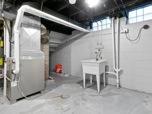 3869 52, Milwaukee WI 53220-3570 exterior