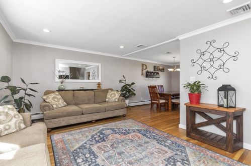 20 Graystone Dr, Elwood, NY 11731-4405