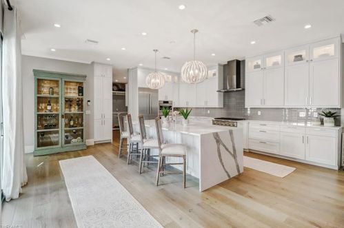1919 Manchester Cir, Naples, FL 34109-7221
