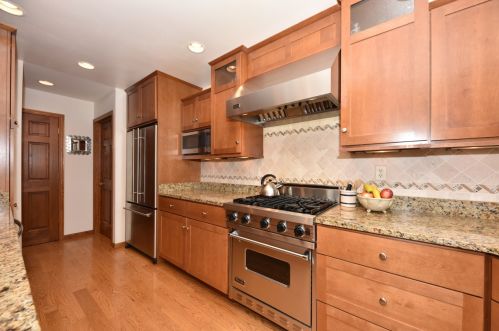7220 Mequon Square Dr, Thiensville, WI 53092-8526