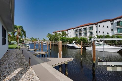 1395 Curlew Ave, Naples, FL 34102-3483