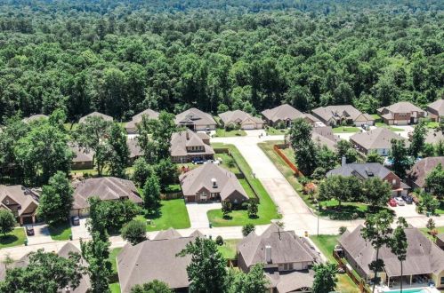 2039 Doolan Dr, Conroe, TX 77301-4105