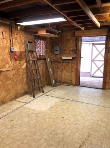 7 Hamilton Ct, Norwich CT  06360-4811 exterior