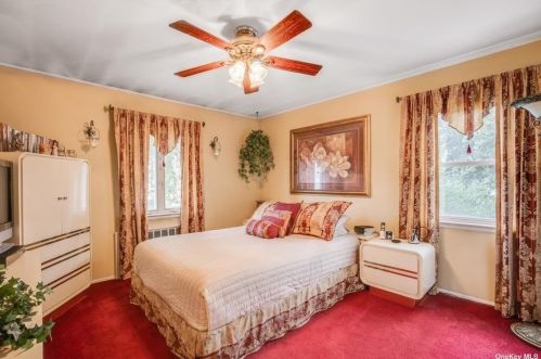 7 Parkview Cir, Bethpage NY  11714-2309 exterior