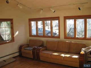 557 Monroe Ct, River Edge NJ  07661-1332 exterior