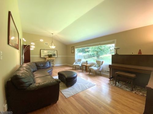 146 Circle Dr, Millington, NJ 07946-1709